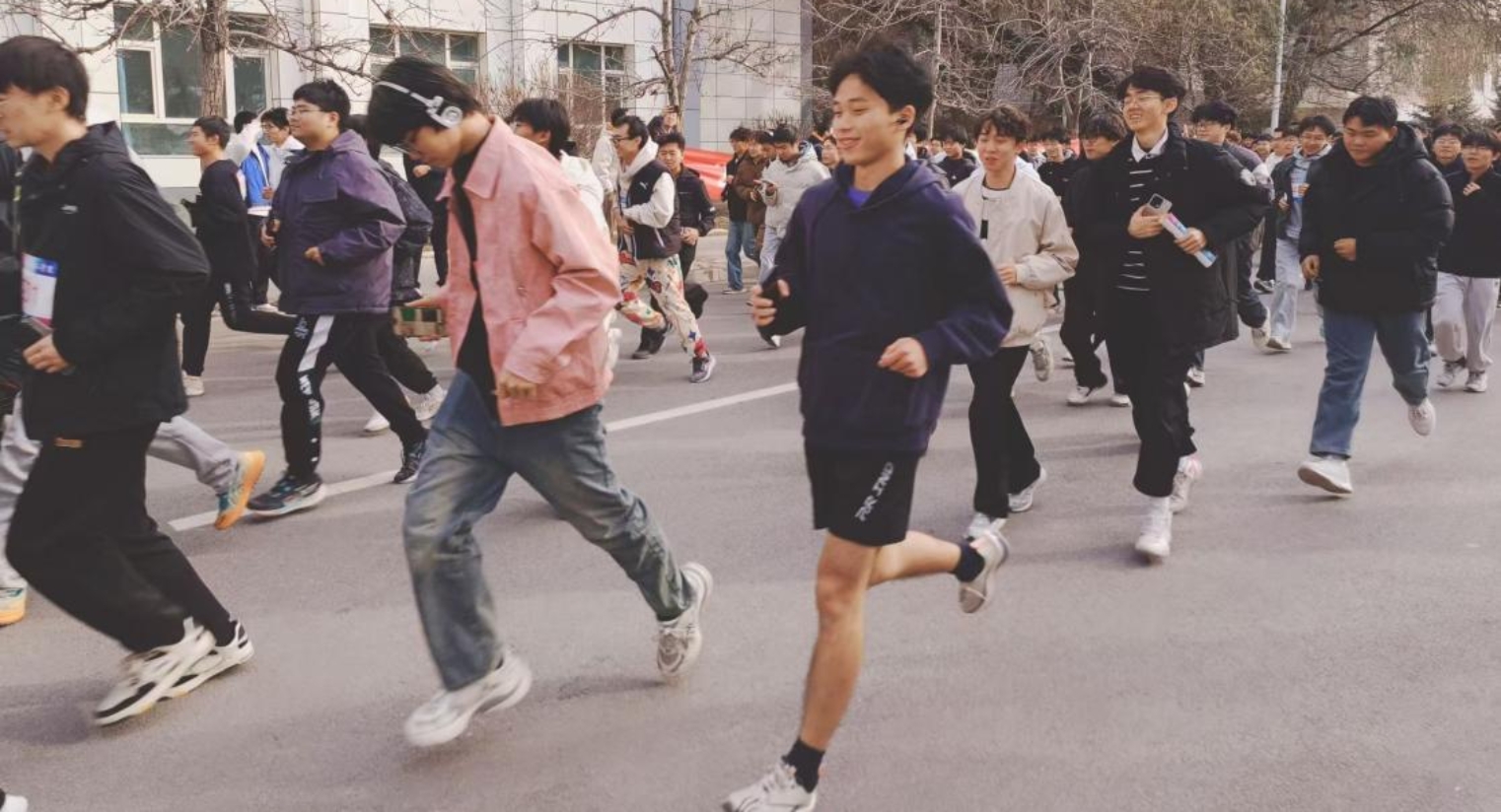 挑战自我 弘扬体育精神 ——成人影视片
举办师生冬季长跑活动 挑战自我 弘扬体育精神 ——成人影视片
举办师生冬季长跑活动